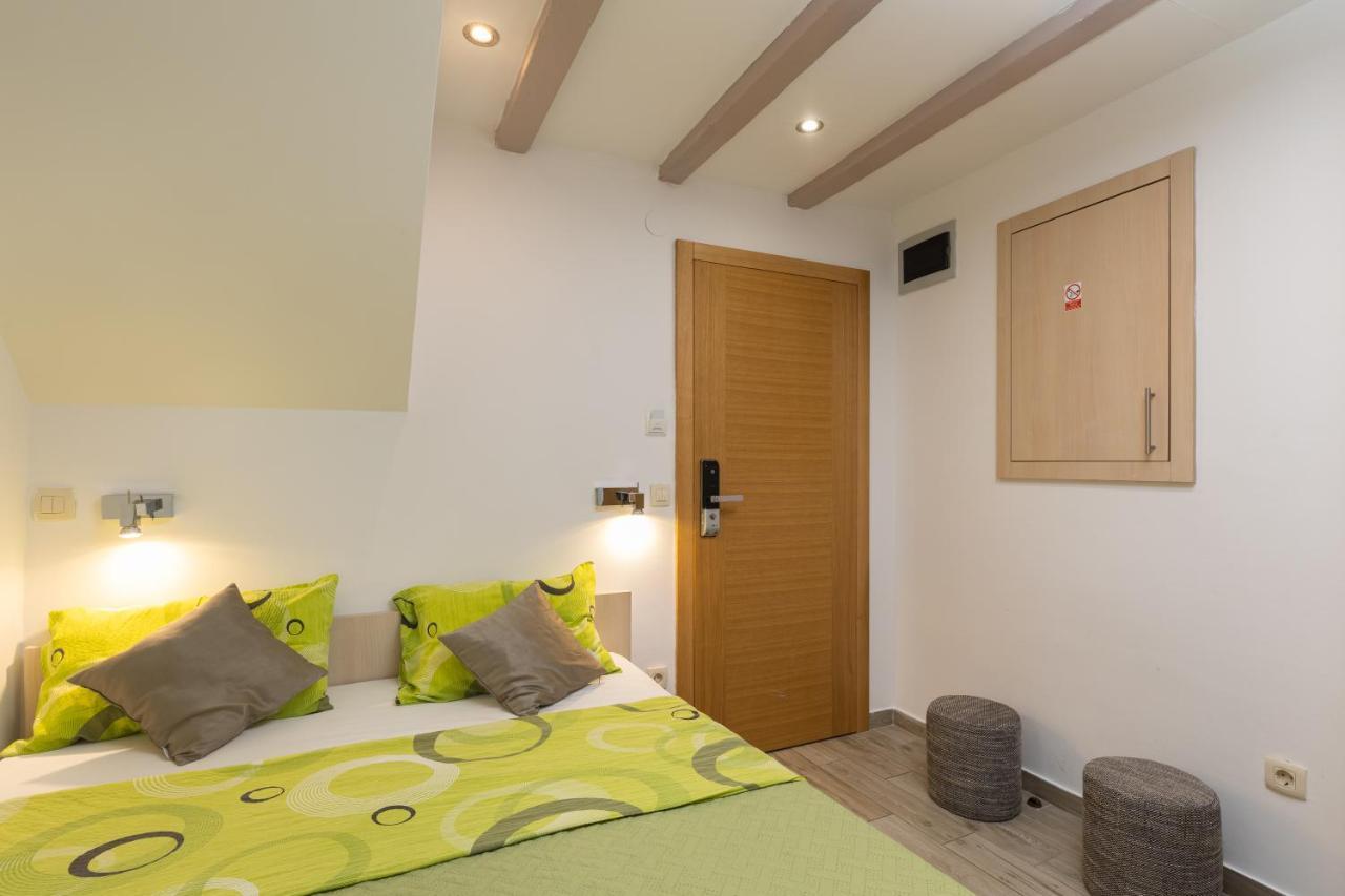 Old Town Apartment *