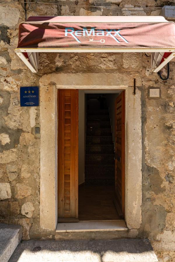 Old Town Apartment *